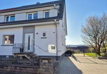 Schöne Doppelhaushälfte mit Terrasse und großem traumhaftem Garten in ruhiger zentraler Lage von Bretten!