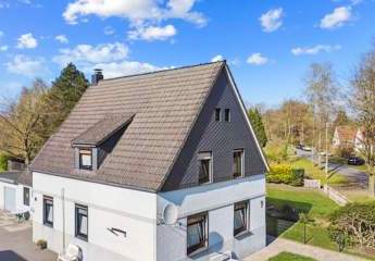 Zweifamilienhaus mit großem  Grundstück und viel Platz für Ideen