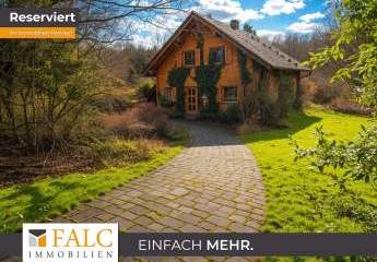 Charmantes Blockhaus im grünen Dorfidyll