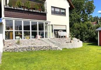 Zentrumsnah: Helle Wohnung mit Garten und Garage