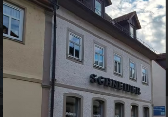 Mehrfamilienhaus mit Geschäftsräumen – Frisch renoviert