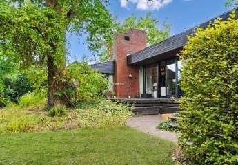 Individuell geplantes Architektenhaus mit weitläufigem Garten und optionaler Einliegerwohnung