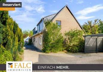 Reserviert! Familienglück in bester Lage - modernisierte DHH mit Garten und Carport