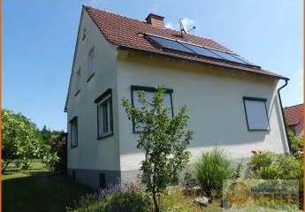 Wohnhaus mit Nebengebäude und Garage auf großem Grundstück in Schlüchtern-Herolz