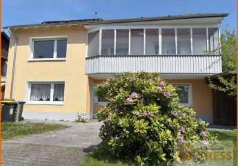 Einfamilienwohnhaus mit Wintergarten, Carport, Garage u. Einliegerwohnung in Ortsrandlage von Neuhof