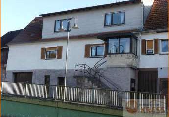 Ehemaliges Bauernhaus in der Ortslage von Snt-Jossa mit Garage und Balkon und tollem Fernblick