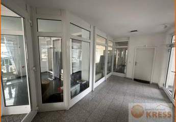 Zentral, hell u. ebenerdig Ladenlokal/Büro/Praxis in Schlüchterns "Neuer Mitte", 2 Pkw Stellplätzen