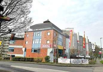 Modernisiertes Multi-Tenant-Geschäftshaus mit Lebensmittel-Discounter & neuer PV-Anlage! Faktor 11,9!