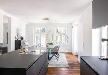 Kernsanierte Maisonette-Wohnung mit Dachterrasse — ruhig gelegen, nur einen Steinwurf von der Hamburger Waitzstraße entfernt. Luxus, der leise performt