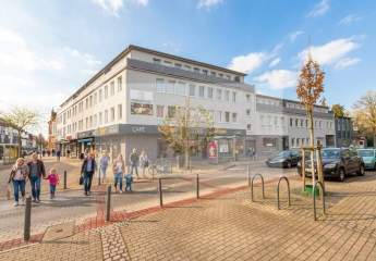 Umfassend saniertes Wohn- und Geschäftshaus (2021) mit 14 modernen WE und 4 langfristig vermieteten GE am Marktplatz! Faktor 16,9