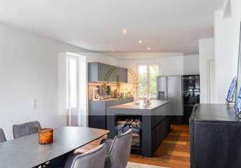 Ein Rückzugsort über Hamburg: Sanierte Penthouse-Maisonette mit Kamin & großer Dachterrasse