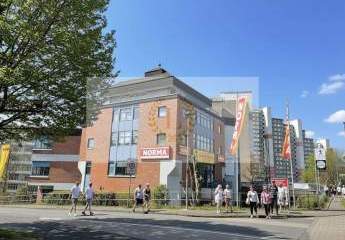 Modernisiertes Multi-Tenant-Geschäftshaus mit Lebensmittel-Discounter & neuer PV-Anlage! Faktor 11,6