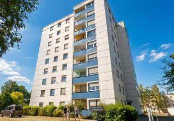 Teilmodernisiertes Wohnhochhaus aus den 70ern mit Abgeschlossenheitserklärung, 20 Garagen und rund 20 % Mietsteigerungspotenzial | Faktor 14