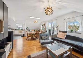 Helle 4-Zimmer-Dachgeschosswohnung mit Aufzug, Balkon und zwei Carports in Niederneuching