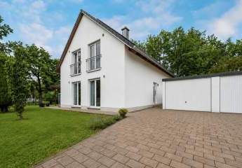 Energieeffizientes Familienhaus in Langenpreising mit großem Grundstück, Doppelgarage und PV-Anlage