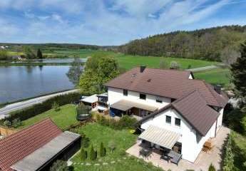 Einzigartiges Ein- bis Zweifamlienhaus mit Panorama-Seeblick für Ihre vielfältigen Möglichkeiten