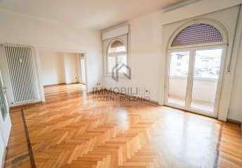 Große Wohnung im Zentrum zu vermieten