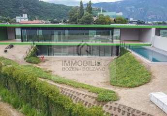 Designer Villa mit Garten und Pool im Grünen zu verkaufen