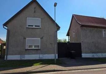 Einfamilienhaus mit Nebengebäuden u. großem Grundstück - Riestedt