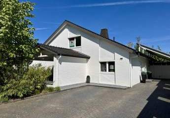 Designwohnen: Modernes Familienhaus mit offenem Raumkonzept und stilvollem Garten