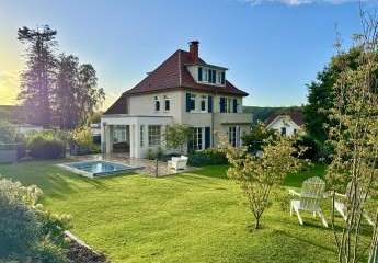 Spektakuläre Villa mit parkartigem Südgarten, Pool und herrlichem Weserblick
