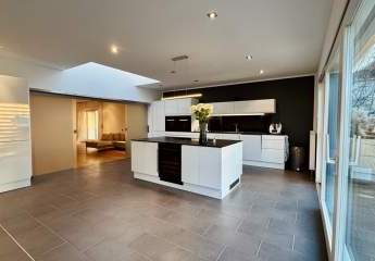 Designwohnen: Modernes Familienhaus mit offenem Raumkonzept und stilvollem Garten