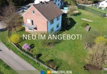 Viel Raum für Ideen: Zweifamilienhaus mit großem Garten, Garagen und Nebengebäude in Gohfeld