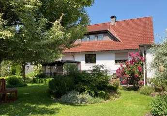 Naturnah & exklusiv: Ein- bis Zweifamilienhaus mit weitläufigem Gartenparadies