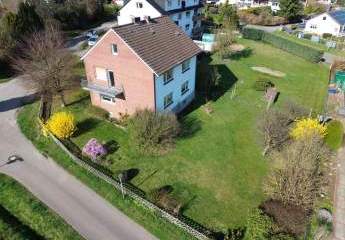 Viel Raum für Ideen: Zweifamilienhaus mit großem Garten, Garagen und Nebengebäude in Gohfeld