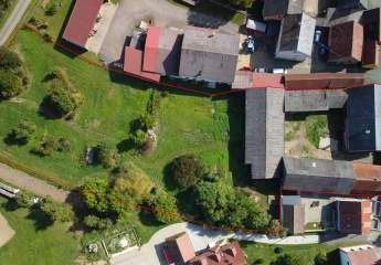 Einmaliger Vierseithof im LK Bamberg! Riesiges Grundstück, 2 x Haus, Halle, 6000 qm Bauland! Garten!