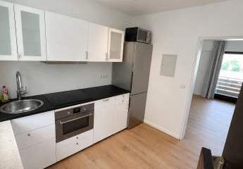 Erstbezug | modern renovierte Maisonette mit EBK, neuem Bad, Kaminofen & Balkon mit Blick ins Grüne