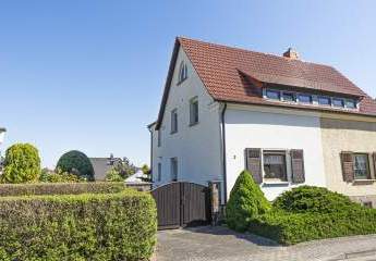 Exklusive Doppelhaushälfte mit Garage, Garten und Koiteich