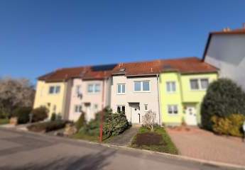 Vollunterkellertes Reihenhaus in ruhiger Stadtrandlage mit Garten und separater Garage