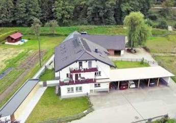 Österreich, Kärnten, Klopeiner See Wohnhaus mit 6 Einheiten und Pferdestall