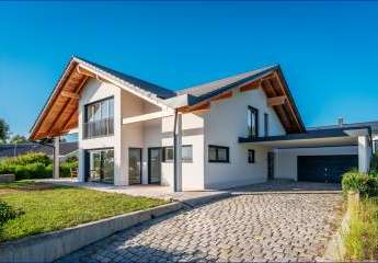 Neuerbaute, moderne, sehr hochwertige Landhausvilla in erhöhter, ruhiger und unverbauter Lage mit eingefriedeten Grundstück