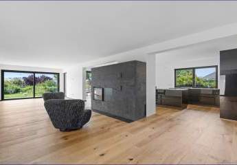 Neuerbaute, moderne, sehr hochwertige Landhausvilla in erhöhter, ruhiger und unverbauter Lage mit eingefriedeten Grundstück