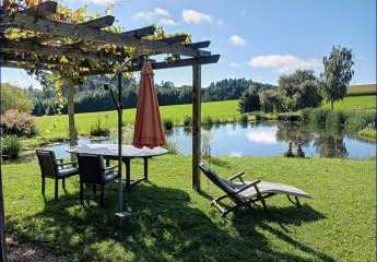 ***   UNIKAT - LIEBHABEROBJEKT   *** 
Landsitz und Dreiseithof mit eigenem See
in traumhafter Lage im Rottal