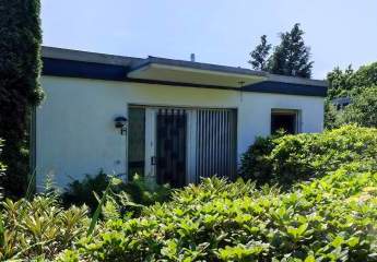 Leben im Einklang: Stilvoller Bungalow mit Naturschutzgebiet vor der Tür