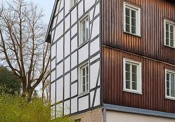 Charmantes Mehrfamilienhaus mit separatem Backhaus – zentral gelegen in idyllischer Hofschaft