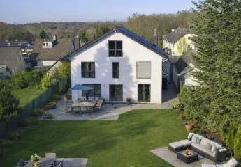 „Traumhaft wohnen: Elegantes Familienhaus mit Waldgrundstück und Einliegerwohnung