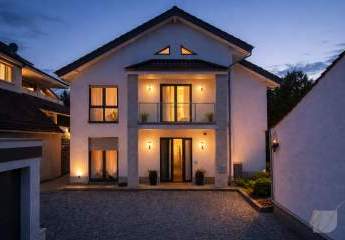 „Luxus Pur: Elegantes Familienhaus mit Waldgrundstück und Einliegerwohnung