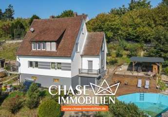 Einzigartiges Einfamilienhaus in angenehmer Hanglage mit Pool & großem Grundstück - in Eschershausen