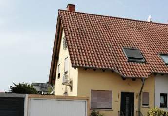 Schöne Doppelhaushälfte mit Garten