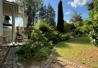 Sehr gepflegtes 2-Familienhaus mit Gartenparadies + Garage