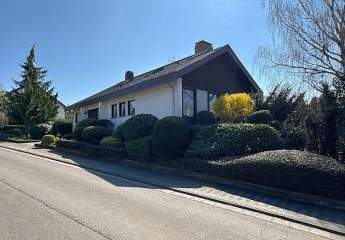 Freistehehendes Einfamilienhaus mit ELW, Garten und 2 Garagen