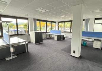 Modernes Bürogebäude im Gewerbegebiet Untertürkheimer Straße