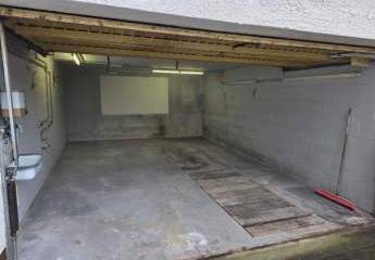 Große Garage mit Grube und davor liegender Einfahrt, eigener Briefkasten