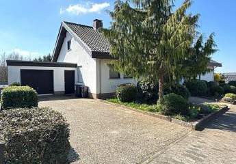 Freistehendes 1-FH mit Einliegerwohnung, Garten + 2 Garagen