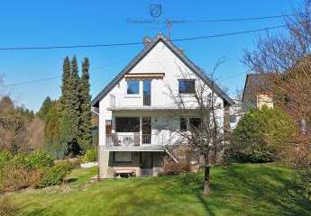 Freistehendes 1-2 Familienhaus in zentrums-und naturnaher Lage, sofort nutzbar