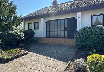 Großzügiges 1-FH + ELW, freistehend mit 2 Garagen, Kamin + Wintergarten